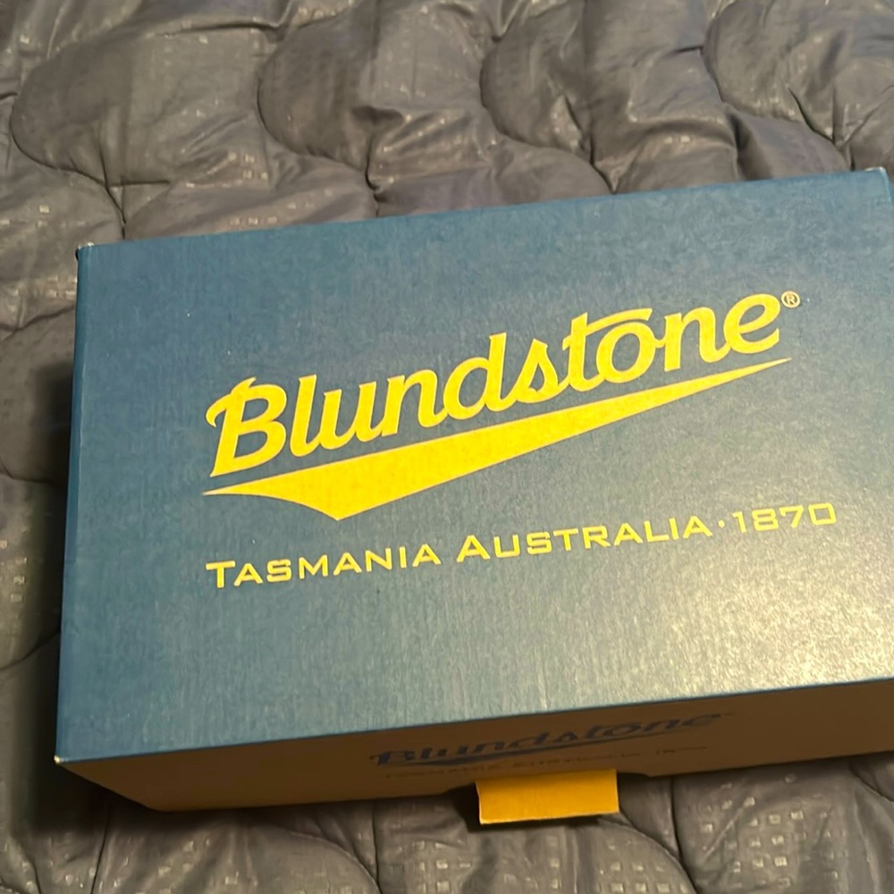 Elastic sided boot